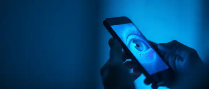 Офтальмолог Веста Майорова опровергла вред темной темы смартфонов для здоровья глаз