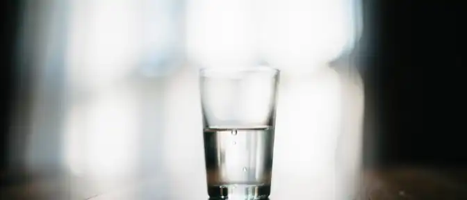 Жажда как причина мигрени: почему нехватка воды бьет по голове